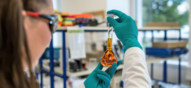 laborantka skúmajúca kadičku