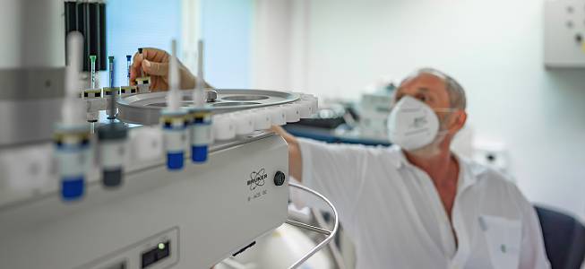 vedec v laboratóriu