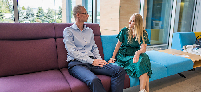 mladá žena sediaca vedľa muža