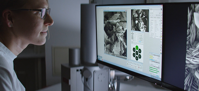 žena pracujúca na počítači