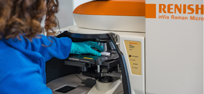 vedkyňa u mikroskopu