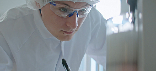 pracovník laboratória