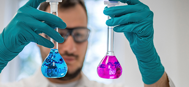 vedec skúmajúci obsah dvoch kadičiek