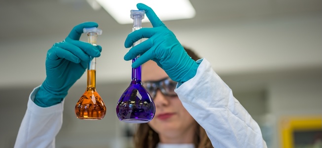 laborantka skúmajúca kadičku